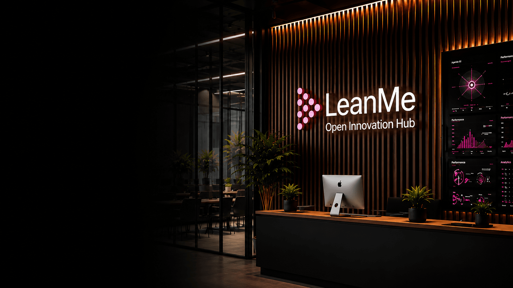 Reception LeanMe — parete in legno, logo, monitor e illuminazione calda